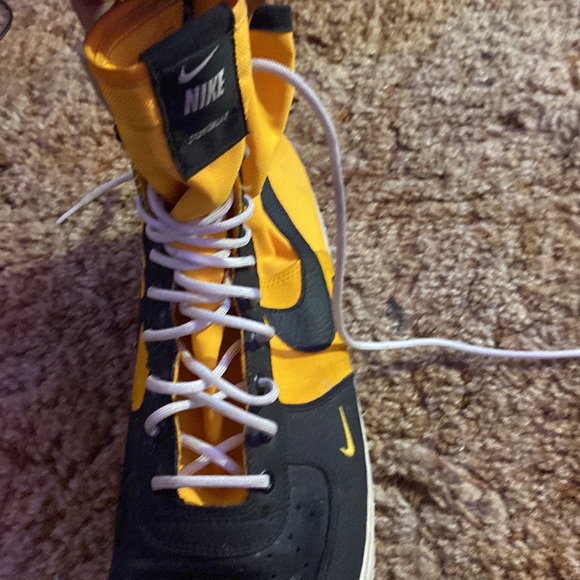 Some Nike shoes there is no box a little Crease high tops - Picture 2 of 4